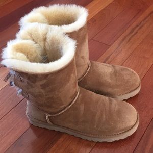 Women’s Bailey Bow Uggs Size 9